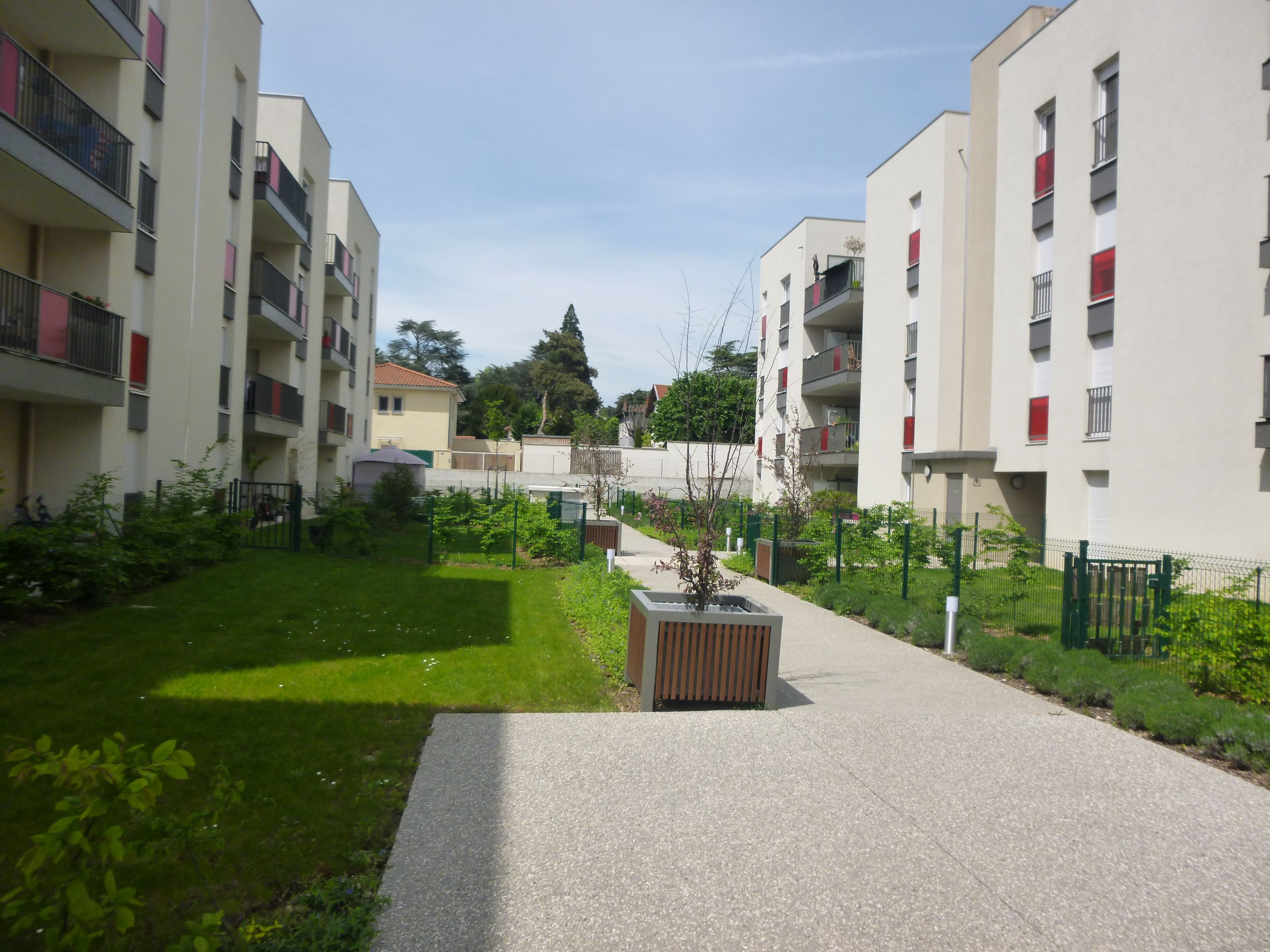Location stationnement 14 m² à Champagne-au-Mont-d'Or 69410 - 74 €