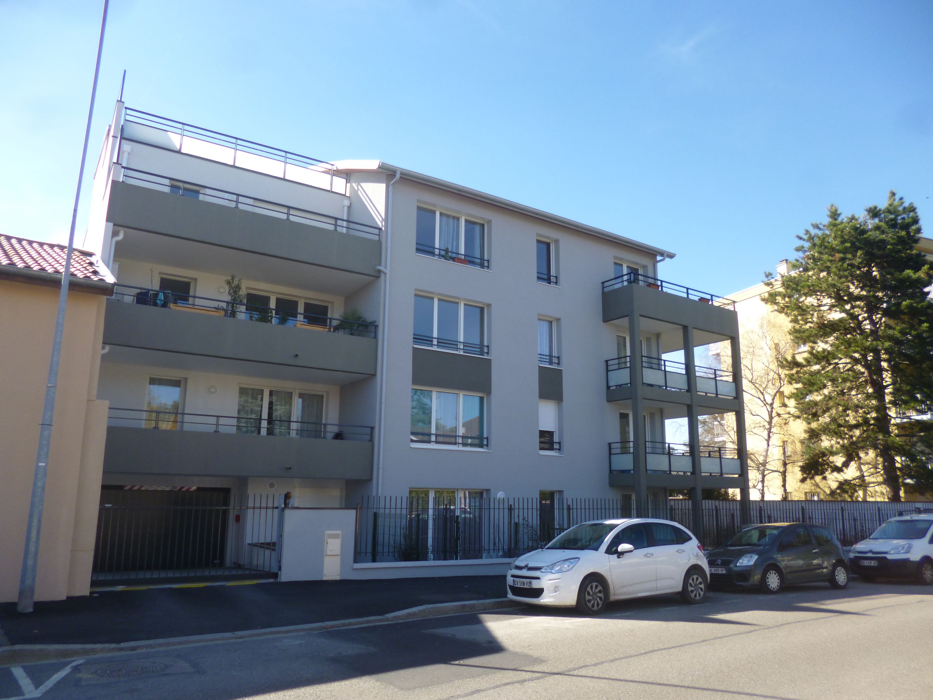Rent parking garage 13 m² in Bron 69500 - 90 €