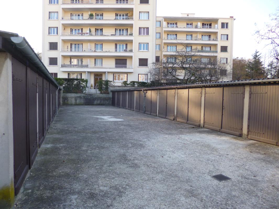 Location stationnement garage individuel à Bron 69500 - 77 €
