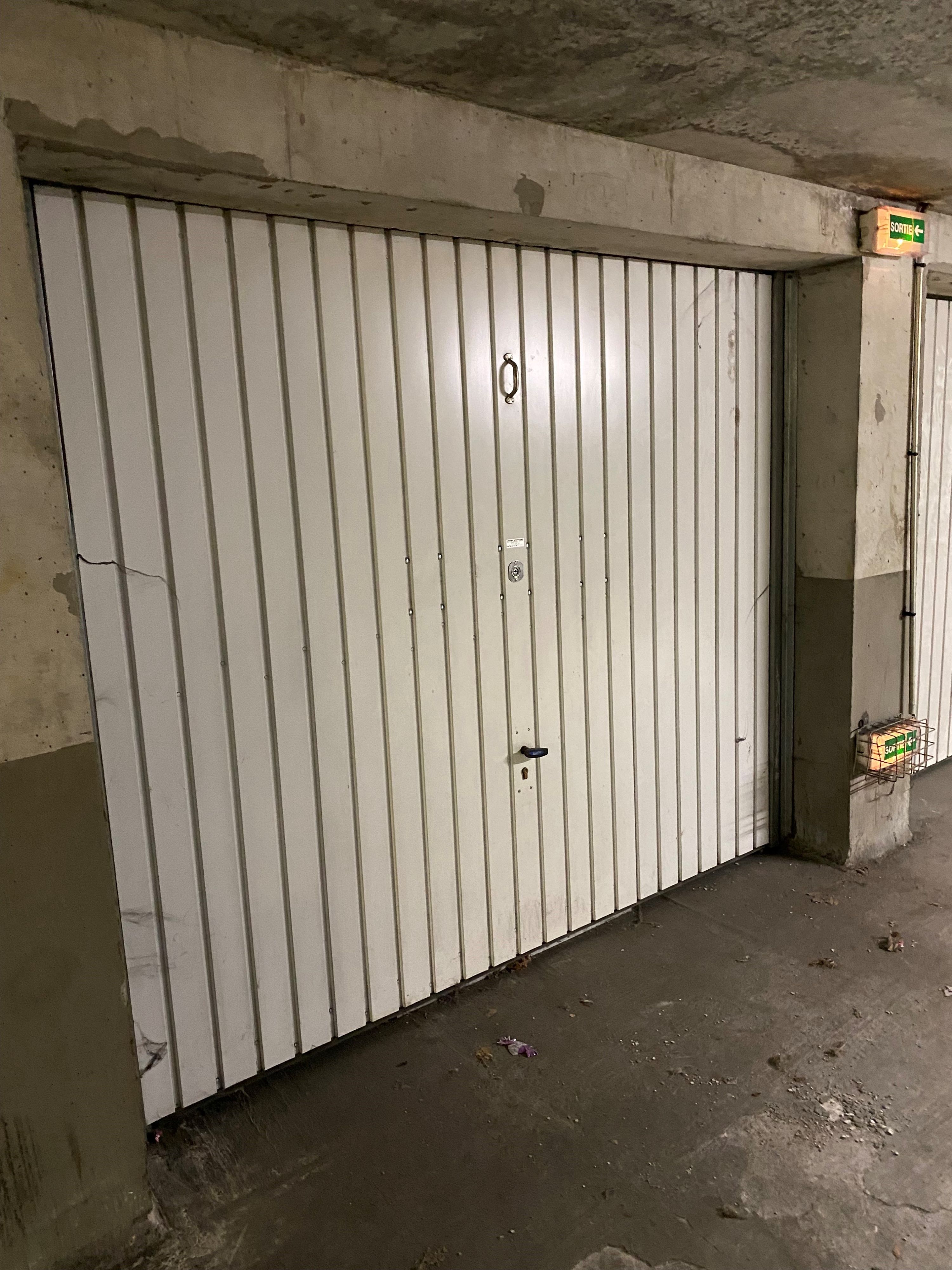 Bien vendu stationnement garage en sous-sol - Grenoble 38100 Vigny Musset