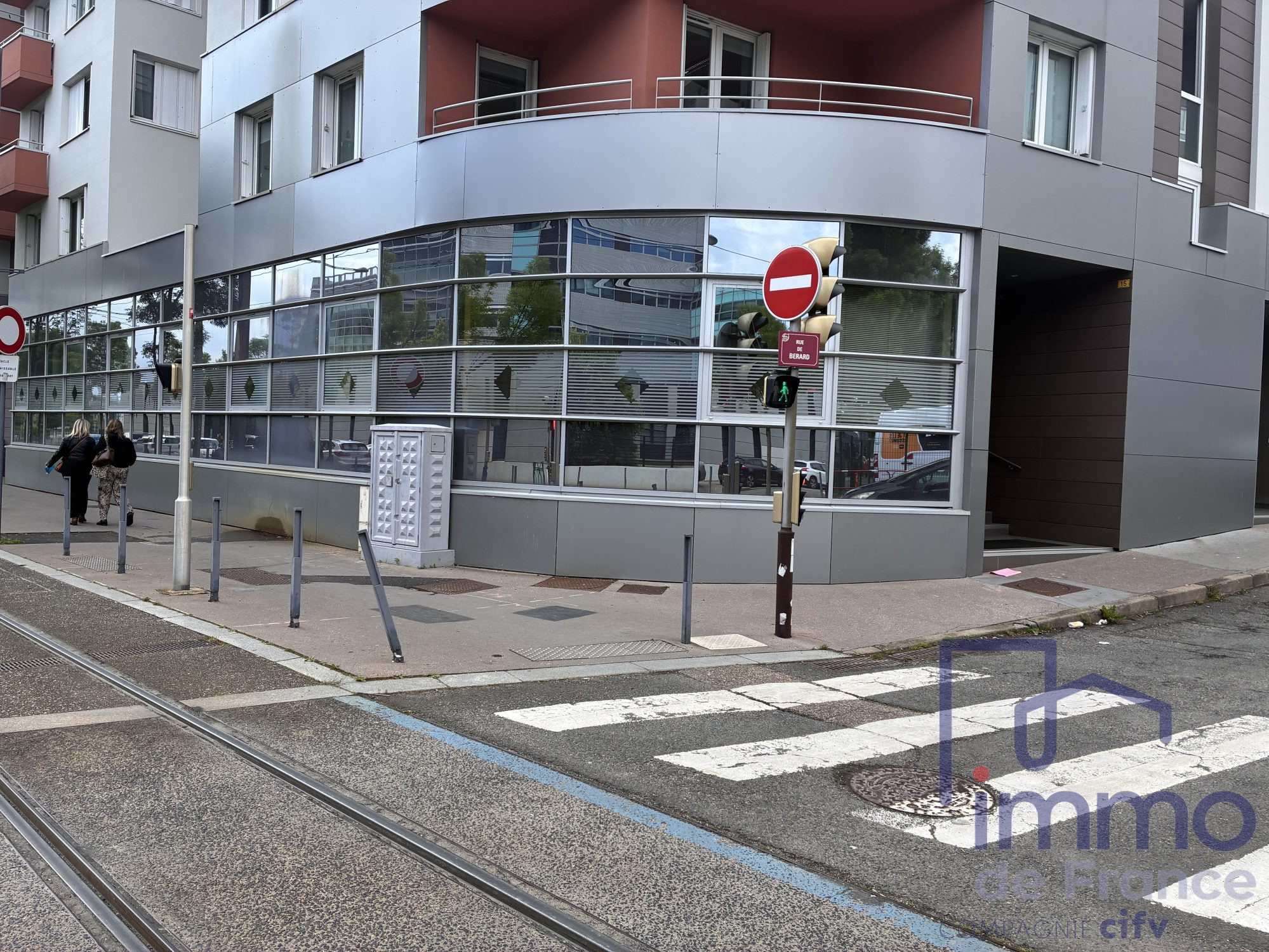 Vente local bureau 15 pièces 750 m² à Saint-Étienne 42000 1 113 000 €